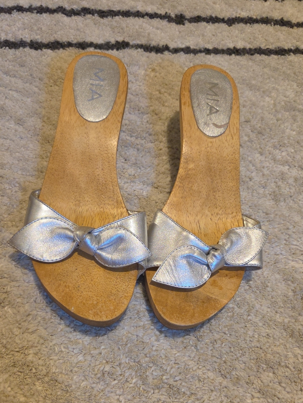 MIA Vintage Wood And Metallic Silver Knot Bow Slide Mules